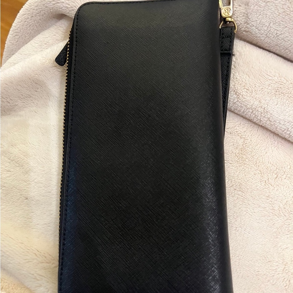 Tory Burch zip around wallet. Good condition no scuffs or scratches.